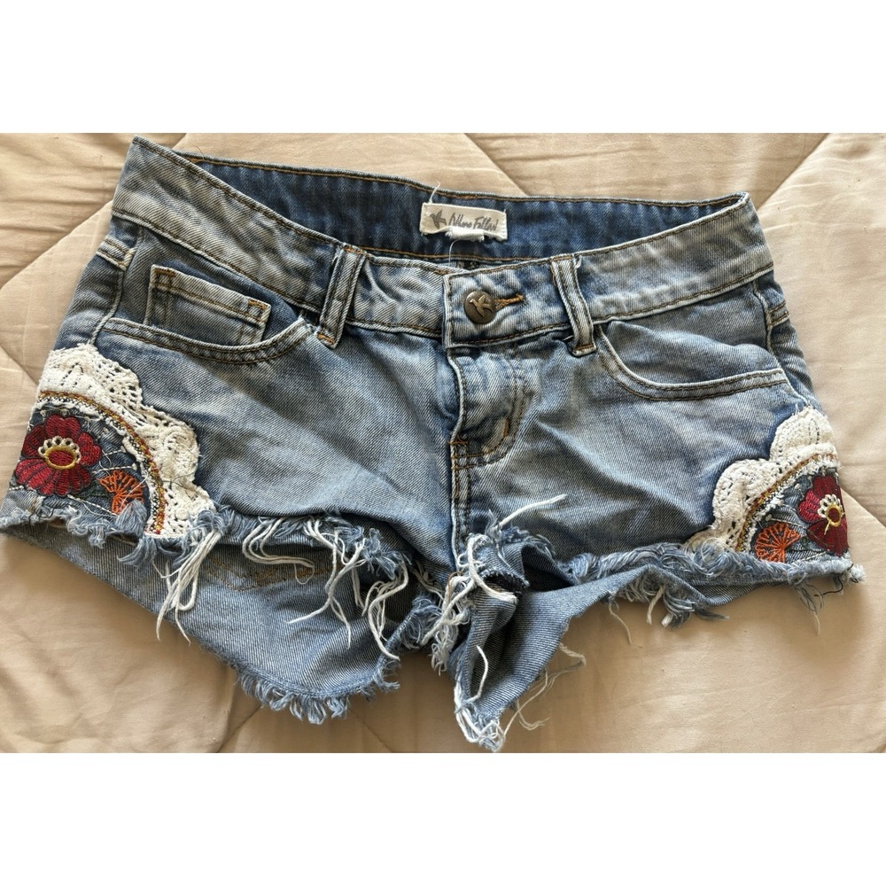 Others Follow Denim Cut Off Booty Floral Embroidered Crochet Shorts Size 25 - Picture 1 of 9